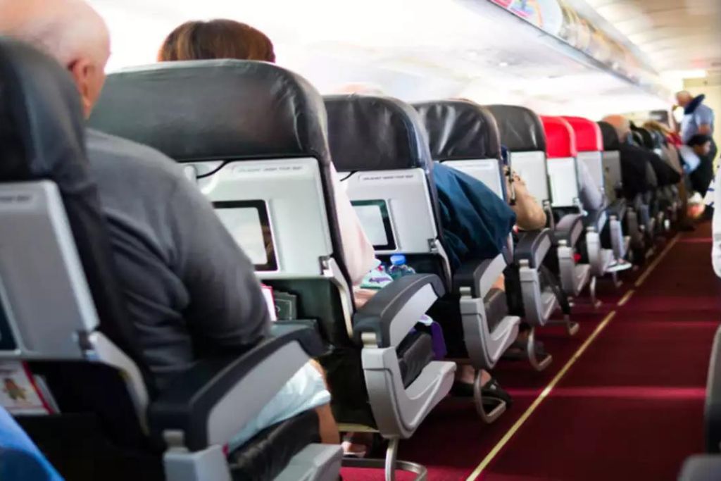How are PLAY Airlines First Class Basic Seats